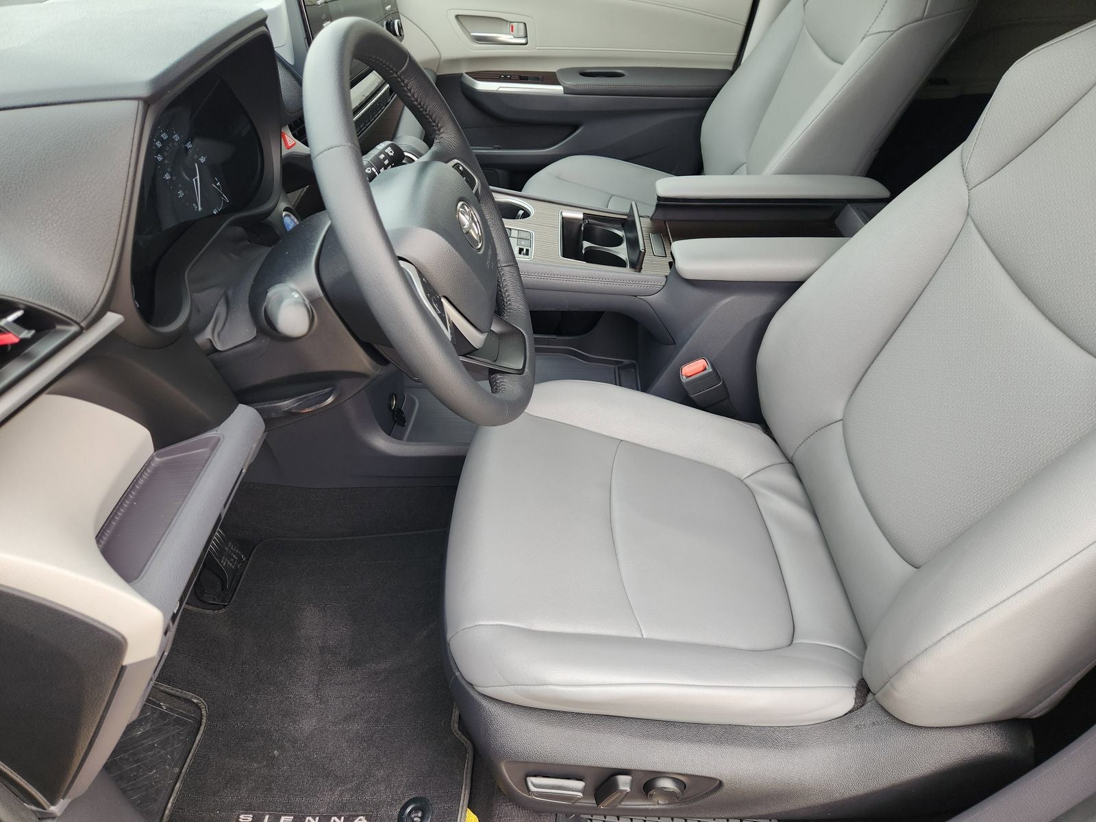 2023 Toyota Sienna XLE 8 Passenger