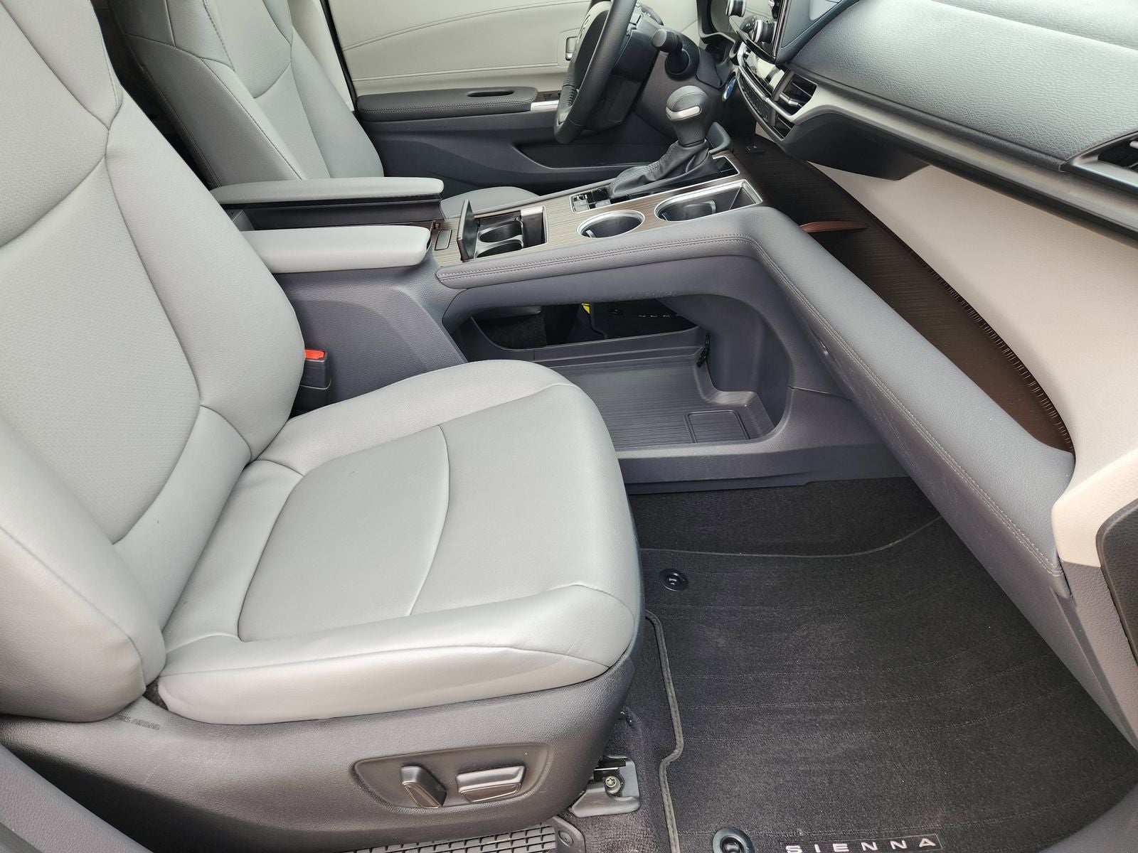 2023 Toyota Sienna XLE 8 Passenger