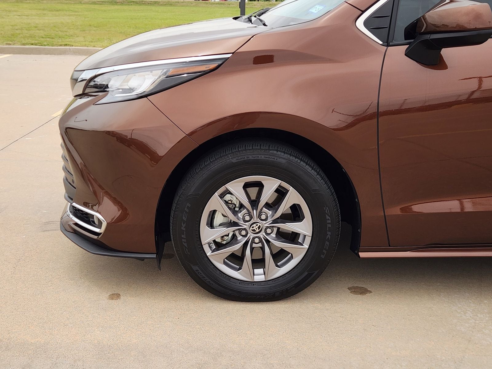 2023 Toyota Sienna XLE 8 Passenger