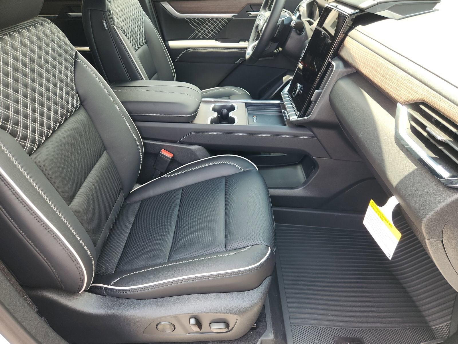 2026 GMC Acadia Denali - Photo 17