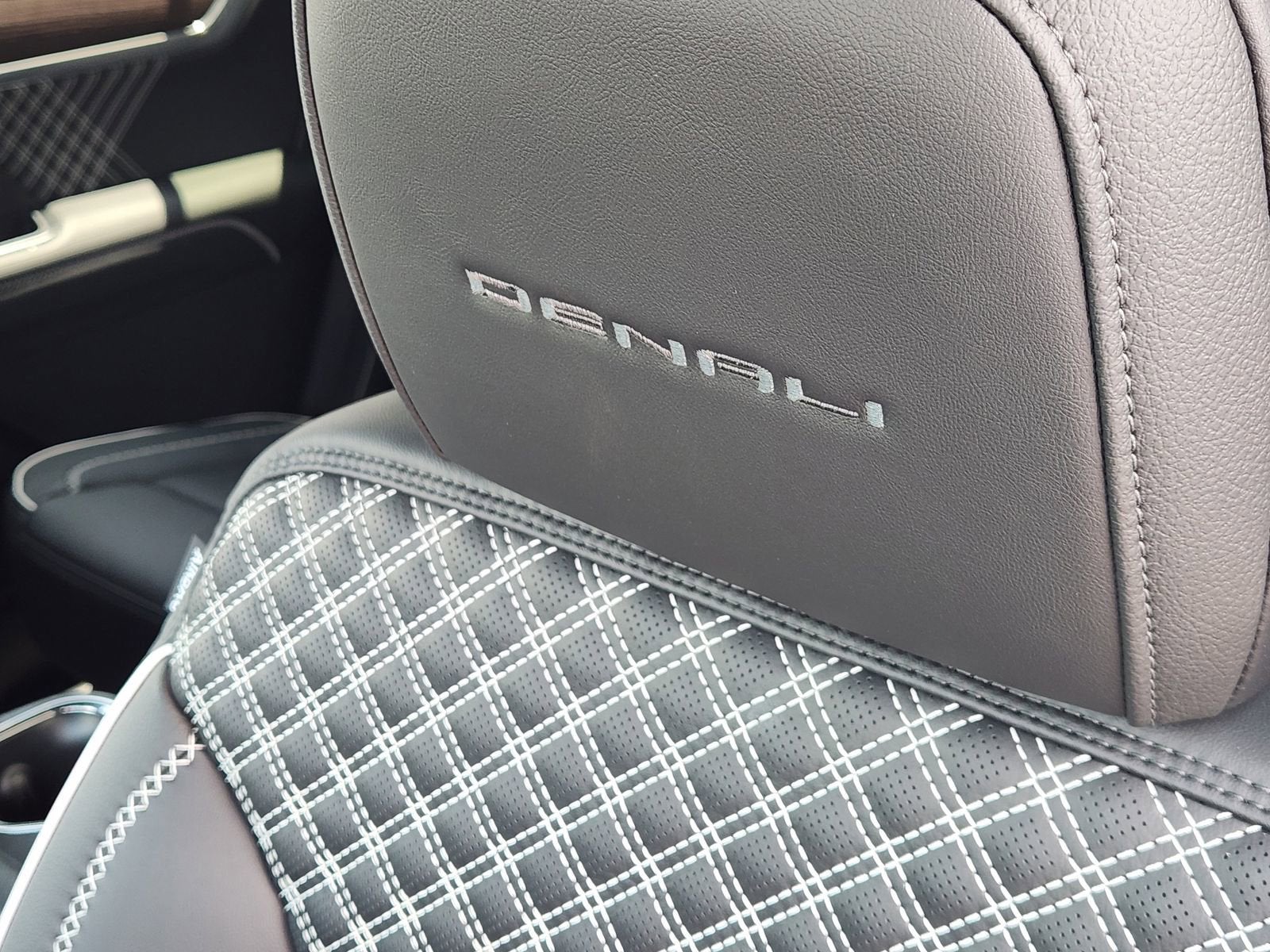 2026 GMC Acadia Denali - Photo 18
