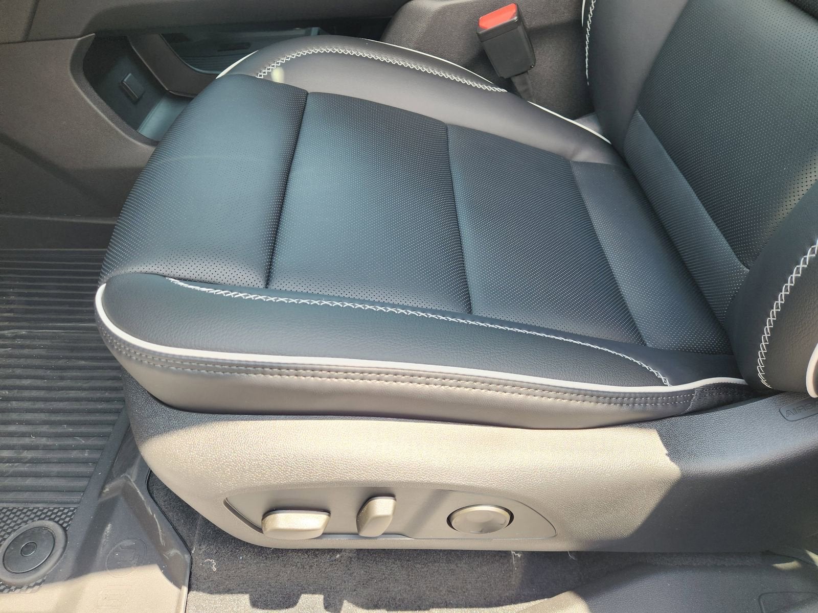 2026 GMC Acadia Denali - Photo 28