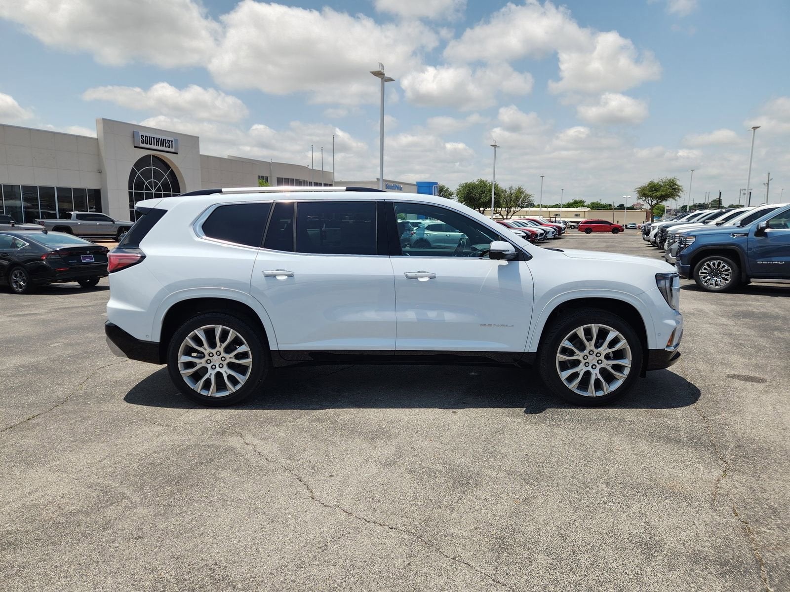 2026 GMC Acadia Denali - Photo 7