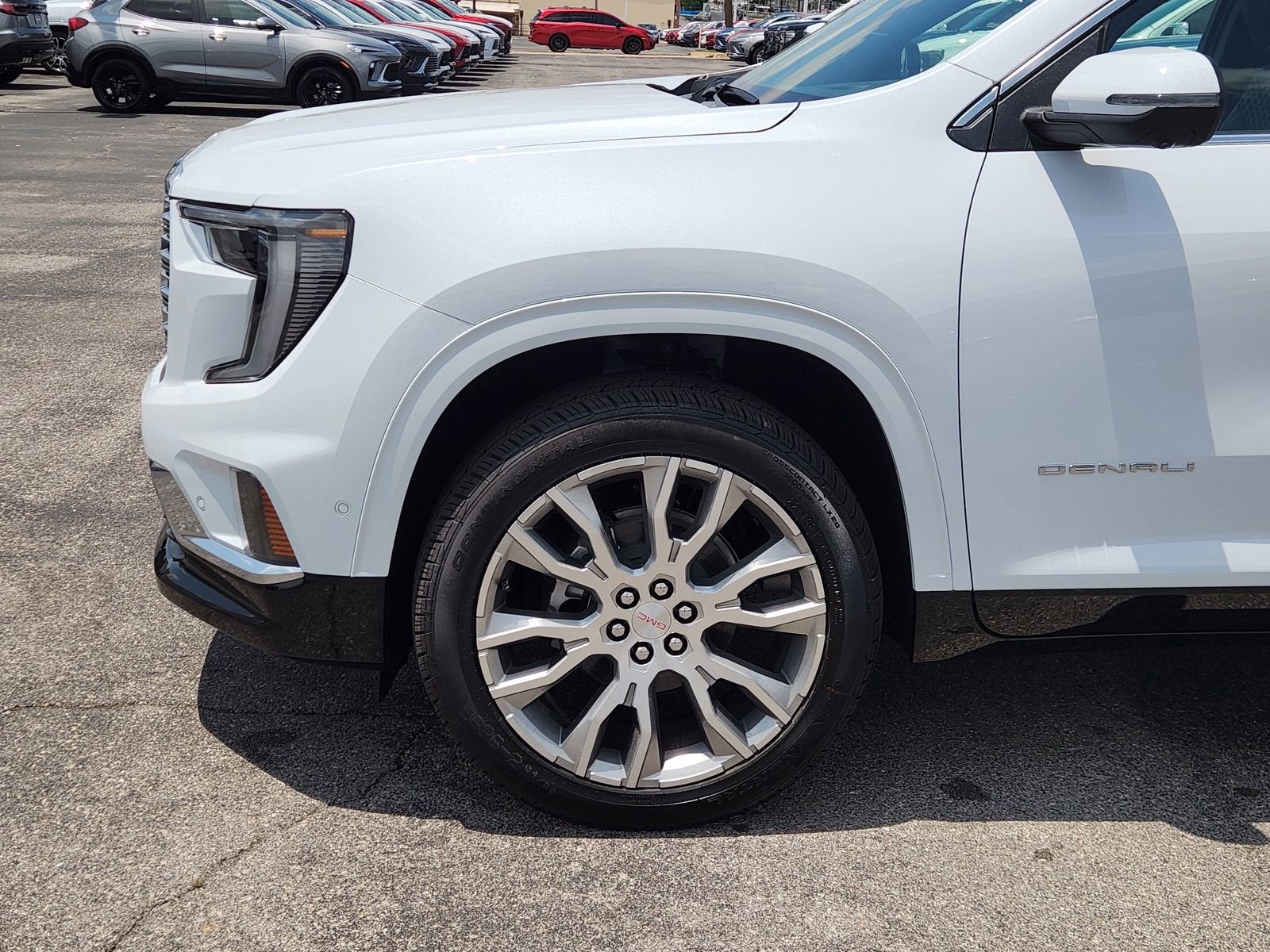 2026 GMC Acadia Denali - Photo 9