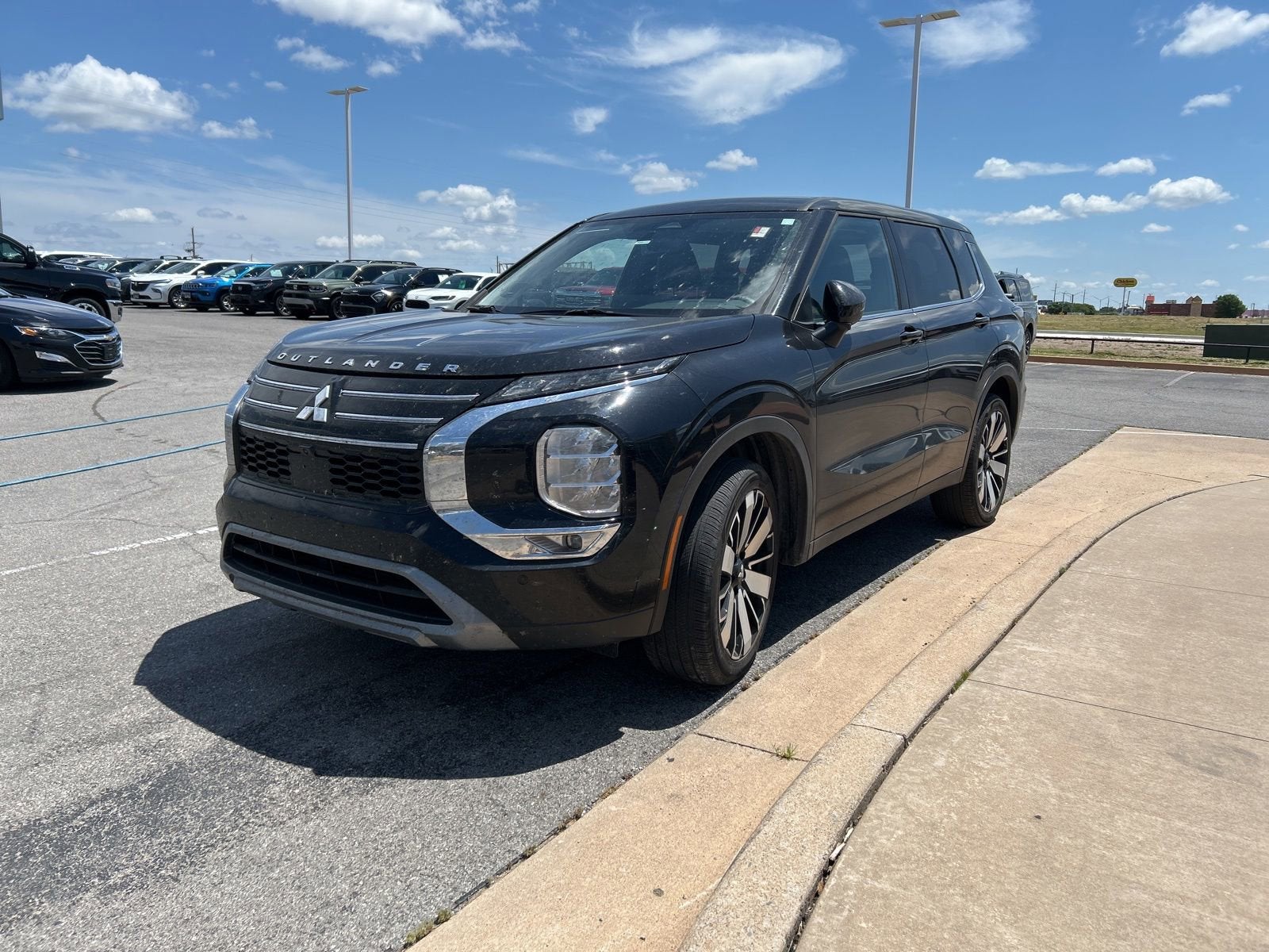 2025 Mitsubishi Outlander SE 2WD's photo