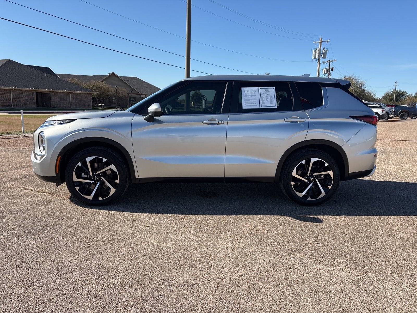 2023 Mitsubishi Outlander SE