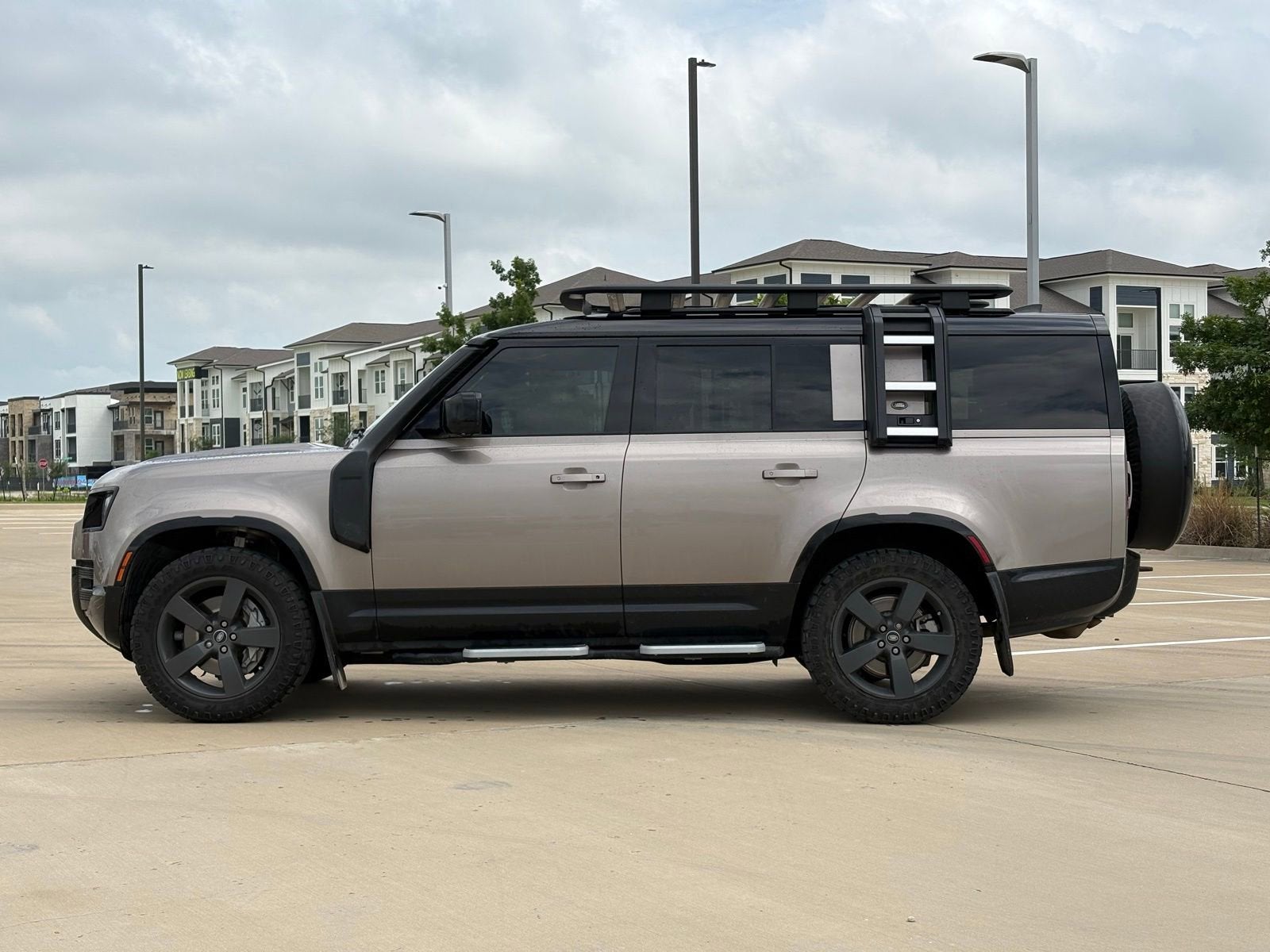 2023 Land Rover Defender 130 X-Dynamic SE